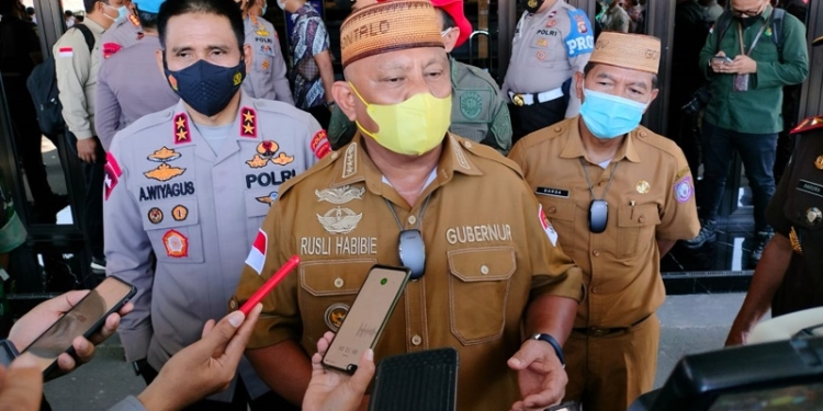 Gubernur Gorontalo, Rusli Habibie diwawancarai awak media usai kegiatan vaksinasi massal di Halaman Kantor Mapolda Gorontalo, Selasa (15/3/2022). (Foto: Putra/Gopos)