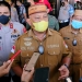 Gubernur Gorontalo, Rusli Habibie  diwawancarai awak media usai kegiatan vaksinasi massal di Halaman Kantor Mapolda Gorontalo, Selasa (15/3/2022). (Foto: Putra/Gopos)