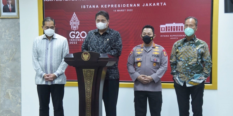 Menko Airlangga memberikan keterangan pers terkait harga minyak goreng curah subsidi, Rabu (16/3/2022) (dok kementerian)