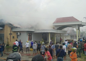 Petugas pemadam kebakaran sementara memadamkan si jago merah yang membakar sebuah rumah di Desa Mongolato, Kecamatan Talaga, Kabupaten Gorontalo, Rabu (16/3/2022). (muhajir/gopos)