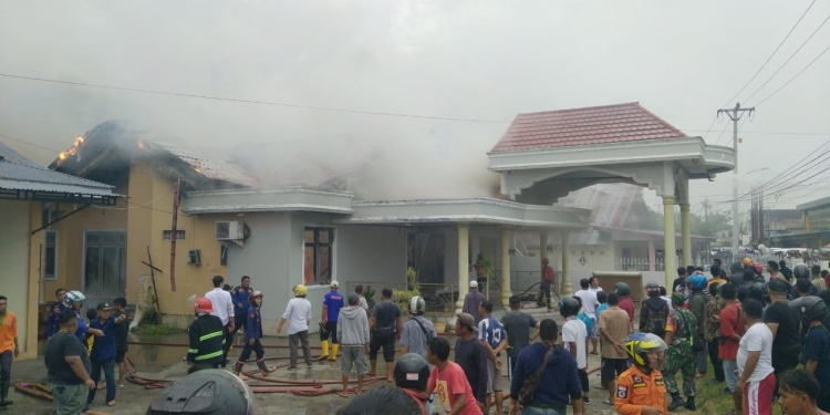 Petugas pemadam kebakaran sementara memadamkan si jago merah yang membakar sebuah rumah di Desa Mongolato, Kecamatan Talaga, Kabupaten Gorontalo, Rabu (16/3/2022). (muhajir/gopos)