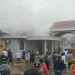 Petugas pemadam kebakaran sementara memadamkan si jago merah yang membakar sebuah rumah di Desa Mongolato, Kecamatan Talaga, Kabupaten Gorontalo, Rabu (16/3/2022). (muhajir/gopos)