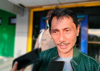 Bupati Gorontalo, Nelson Pomalingo, saat diwawancarai awak media. (foto: putra/gopos)