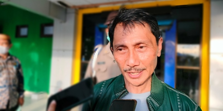 Bupati Gorontalo, Nelson Pomalingo, saat diwawancarai awak media. (foto: putra/gopos)