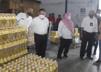 Rubuan dos minyak goreng ditemukan di gudang distributor saat Wali Kota Gorontalo, Marten Taha, melakukan inspeksi mendadak (sidak), Rabu (16/03/2022). (dok. hms/pemkot)