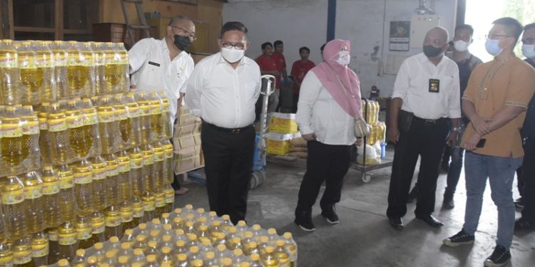 Rubuan dos minyak goreng ditemukan di gudang distributor saat Wali Kota Gorontalo, Marten Taha, melakukan inspeksi mendadak (sidak), Rabu (16/03/2022). (dok. hms/pemkot)