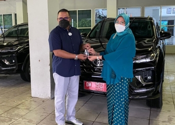 Rektor UNG, Eduart Wolok menyerahkan kunci mobil dinas kepada Wakil Rektor II Bidang Keuangan, Rabu (16/3/2022) (dok. UNG)