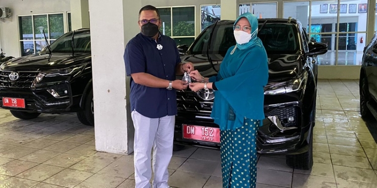 Rektor UNG, Eduart Wolok menyerahkan kunci mobil dinas kepada Wakil Rektor II Bidang Keuangan, Rabu (16/3/2022) (dok. UNG)