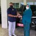 Rektor UNG, Eduart Wolok menyerahkan kunci mobil dinas kepada Wakil Rektor II Bidang Keuangan, Rabu (16/3/2022) (dok. UNG)