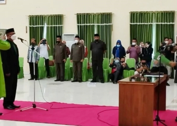 Bupati Kabupaten Gorontalo, Nelson Pomalingo melantik Roni Sampir sebagai Sekda Kabupaten Gorontalo, Jumat (18/3/2022) (putra/gopos)