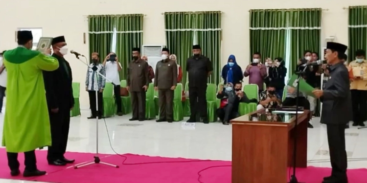 Bupati Kabupaten Gorontalo, Nelson Pomalingo melantik Roni Sampir sebagai Sekda Kabupaten Gorontalo, Jumat (18/3/2022) (putra/gopos)