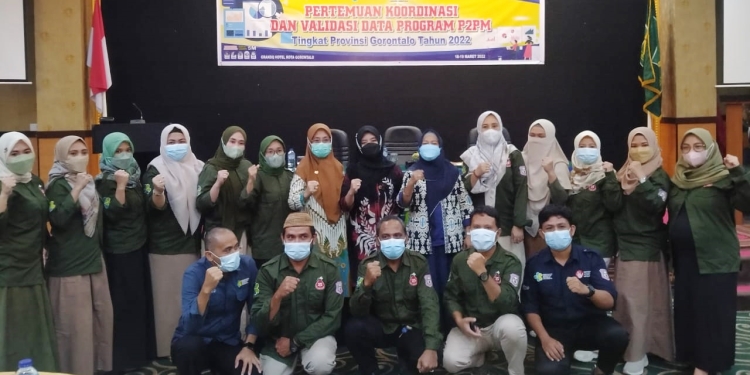 Kepala Dinas Kesehatan Provinsi Gorontalo, dr. Yana Yanti Suleman berpose bersama peserta pertemuan koordinasi dan validasi data program P2PM, Jumat (18/3/2022) di Hotel Grand Q, Kota Gorontalo (muhajir/gopos)