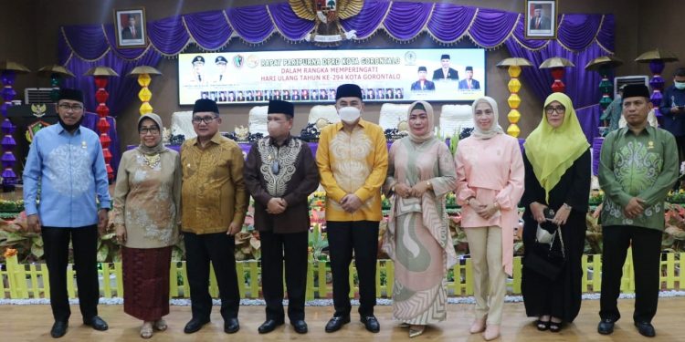 Anggota DPRD Provinsi Gorontalo, Meyke Camaru (ketiga dari kanan) menghadiri rapat paripurna DPRD Kota Gorontalo dalam rangka HUT ke-294 Kota Gorontalo, Sabtu (19/3/2022) (dok. hms/deprov)