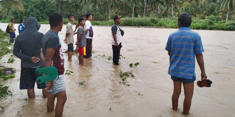 Sejumlah warga ikut melakukan pencarian terhadap dua orang yaitu ibu dan anak yang hanyut saat menyeberang sungai di Desa Karya Baru, Kecamatan Dengilo, Pohuwato, Ahad (20/3/2022) (istimewa)