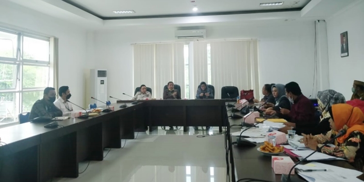 Rapat Komisi II DPRD Provinsi Gorontalo bersama Bank BTPN serta pihak nasabah, Senin (21/3/2022) (muhajir/gopos)