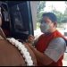 Tersangka SB ketika digiring masuk kemobil tahanan kejaksaan untuk selanjutnya dibawa ke Lapas Gorontalo usai ditetapkan sebagai tersangka dalam kasus dugaan korupsi dana SIMRS RSUD Aloei Saboe Kota Gorontalo. foto sari/gopos