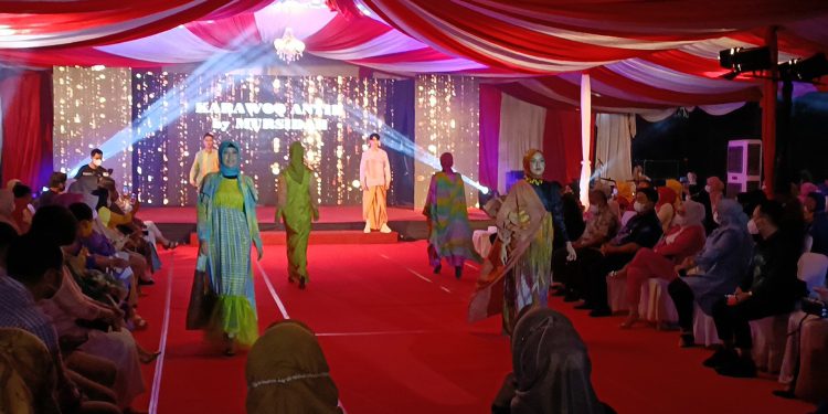 Kemegahan malam Fashion Show Festival Produk Halal Milenial di Bone Bolango,Minggu (27/3/2022) malam tadi. (Foto Irul/Diskominfo)