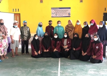 Mahasiswa Jurusan Ilmu Keperawatan UNG berpose bersama pemerintah serta warga Desa Tinelo, Kecamatan Talaga Biru, Kabupaten Gorontalo, Rabu (30/3/2022)