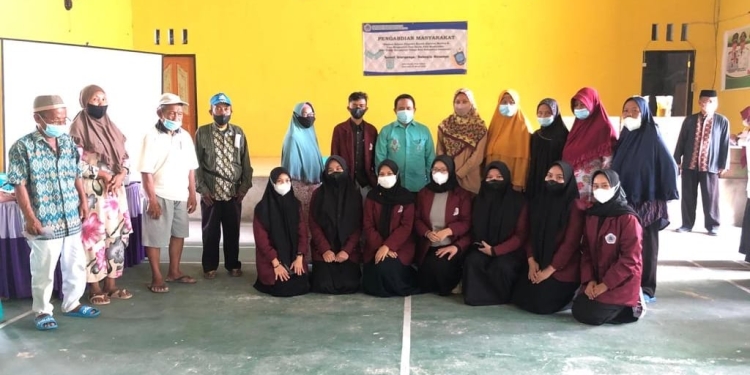 Mahasiswa Jurusan Ilmu Keperawatan UNG berpose bersama pemerintah serta warga Desa Tinelo, Kecamatan Talaga Biru, Kabupaten Gorontalo, Rabu (30/3/2022)