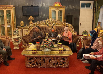 Wakil Gubernur Gorontalo H. Idris Rahim (kiri) saat menerima audiensi Inspektorat Jenderal (Itjen) Kementerian Dalam Negeri (Kemendagri) di Rumah Dinas Wagub Gorontalo, Kamis (17/3/2021). Audiensi tersebut dalam rangka penyerahan hasil evaluasi akhir masa jabatan kepala daerah periode tahun 2017-2022 lingkup Pemerintah Provinsi Gorontalo. (Foto: Mila)