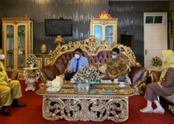 Wakil Gubernur Gorontalo H. Idris Rahim (kiri) didampingi Karo P2E Sagita Wartabone (Kanan) saat menerima audiensi dari Kepala Perwakilan BI Provinsi Gorontalo Rony Widijarto Purubaskoro (baju biru) di rumah jabatan Wagub Gorontalo, Kamis (17/3/2021). Pertemuan ini membahas penyelenggaran High Level Meeting (HLM) Tim Pengendalian Inflasi Daerah (TPID) Provinsi dan Kabupaten/Kota untuk stabilitas harga pangan jelang hari raya Idul Fitri yang rencananya akan digelar pada Jumat 18 Maret 2022 bertempat di Hotel Grand Q. (Foto: Mila)