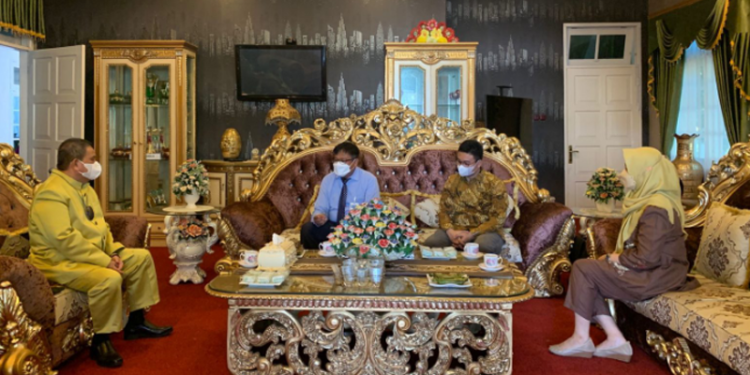 Wakil Gubernur Gorontalo H. Idris Rahim (kiri) didampingi Karo P2E Sagita Wartabone (Kanan) saat menerima audiensi dari Kepala Perwakilan BI Provinsi Gorontalo Rony Widijarto Purubaskoro (baju biru) di rumah jabatan Wagub Gorontalo, Kamis (17/3/2021). Pertemuan ini membahas penyelenggaran High Level Meeting (HLM) Tim Pengendalian Inflasi Daerah (TPID) Provinsi dan Kabupaten/Kota untuk stabilitas harga pangan jelang hari raya Idul Fitri yang rencananya akan digelar pada Jumat 18 Maret 2022 bertempat di Hotel Grand Q. (Foto: Mila)