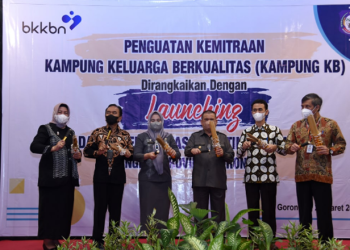 Wagub Gorontalo H. Idris Rahim (ketiga kanan) bersama para narasumber dan Kepala Perwakilan BKKBN Provinsi Gorontalo Hartati Suleman (kiri), memukul alat musik polopalo pada peluncuran Program Dashat di Hotel Grand Q, Kota Gorontalo, Kamis (24/3/2022). (Foto: Haris)