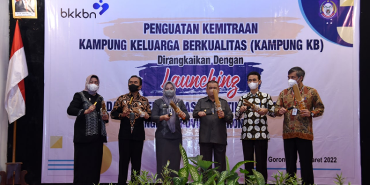 Wagub Gorontalo H. Idris Rahim (ketiga kanan) bersama para narasumber dan Kepala Perwakilan BKKBN Provinsi Gorontalo Hartati Suleman (kiri), memukul alat musik polopalo pada peluncuran Program Dashat di Hotel Grand Q, Kota Gorontalo, Kamis (24/3/2022). (Foto: Haris)