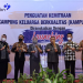 Wagub Gorontalo H. Idris Rahim (ketiga kanan) bersama para narasumber dan Kepala Perwakilan BKKBN Provinsi Gorontalo Hartati Suleman (kiri), memukul alat musik polopalo pada peluncuran Program Dashat di Hotel Grand Q, Kota Gorontalo, Kamis (24/3/2022). (Foto: Haris)