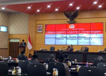 Wali Kota Blitar Santoso saat menyampaikan Laporan Keterangan Pertanggung Jawaban TA 2021 di ruang rapat DPRD Kota Blitar, Jum'at (18/3/2022). (Foto: Thoha/gopos)