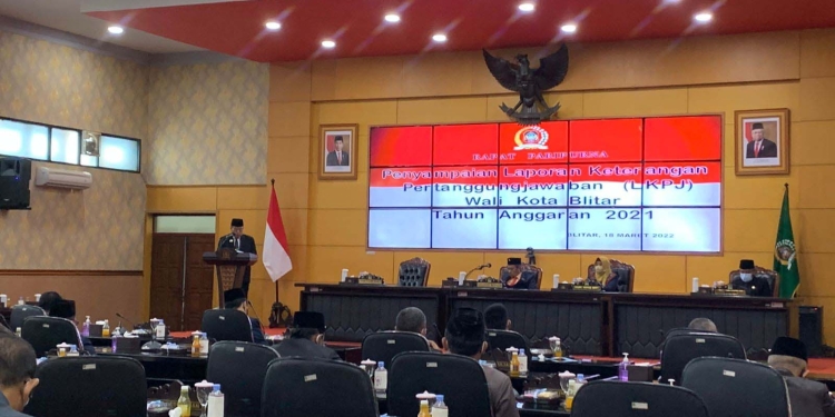 Wali Kota Blitar Santoso saat menyampaikan Laporan Keterangan Pertanggung Jawaban TA 2021 di ruang rapat DPRD Kota Blitar, Jum'at (18/3/2022). (Foto: Thoha/gopos)