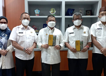 Foto bersama Wagub Gorontalo H. Idris Rahim (tengah) dengan Direktur Pengembangan Strategi Penanggulangan Bencana BNPB, Agus Wibowo (kedua kanan) di Gubernuran Gorontalo, Rabu (16/3/2022). (Foto: Thomas)