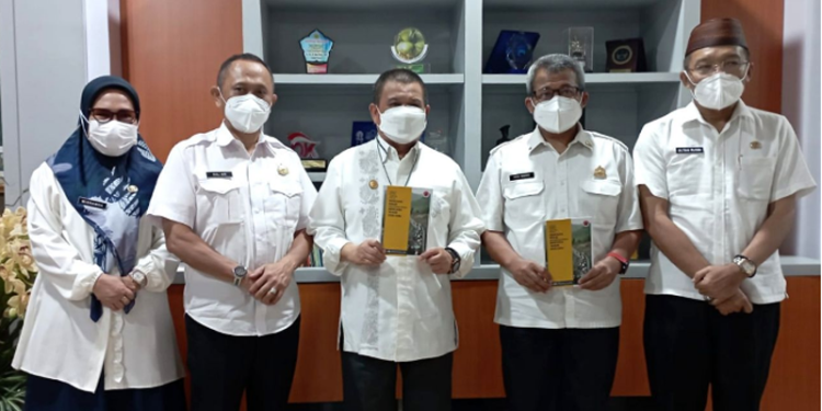 Foto bersama Wagub Gorontalo H. Idris Rahim (tengah) dengan Direktur Pengembangan Strategi Penanggulangan Bencana BNPB, Agus Wibowo (kedua kanan) di Gubernuran Gorontalo, Rabu (16/3/2022). (Foto: Thomas)