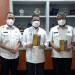 Foto bersama Wagub Gorontalo H. Idris Rahim (tengah) dengan Direktur Pengembangan Strategi Penanggulangan Bencana BNPB, Agus Wibowo (kedua kanan) di Gubernuran Gorontalo, Rabu (16/3/2022). (Foto: Thomas)