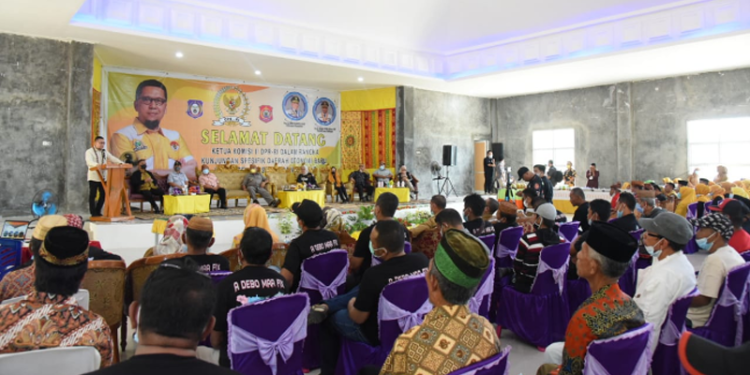 Kunjungan kerja Ketua Komisi II DPR RI H. Ahmad Doli Kurnia Tandjung ke calon Daerah Otonom Baru (DOB) Bone Pesisir, Selasa (29/3/2022). (Foto: Salman)