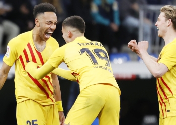 Pemarin Barcelona, melakukan selebrasi usai mencetak gol ke kandang Real Madrid dalam laga bertajuk El-Classico, Senin (21/3/2022) dini hari WIB. (foto: Twitter/La Liga)