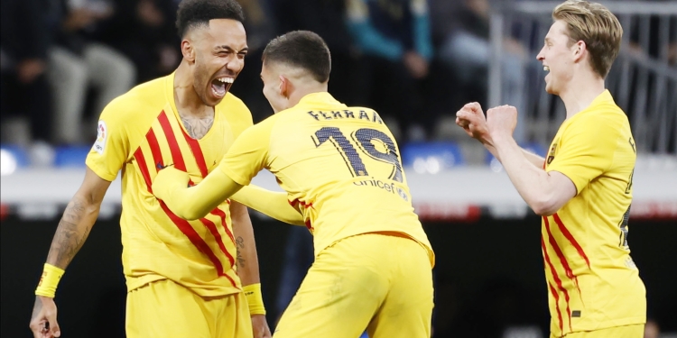 Pemarin Barcelona, melakukan selebrasi usai mencetak gol ke kandang Real Madrid dalam laga bertajuk El-Classico, Senin (21/3/2022) dini hari WIB. (foto: Twitter/La Liga)