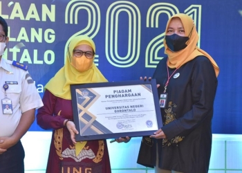 PLT Kepala Biro Umum dan Keuangan Suwarni Bau menerima penghargaan yang diberikan oleh Kepala KPKNL Diana Setiastanti (dok. UNG)