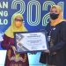 PLT Kepala Biro Umum dan Keuangan Suwarni Bau menerima penghargaan yang diberikan oleh Kepala KPKNL Diana Setiastanti (dok. UNG)