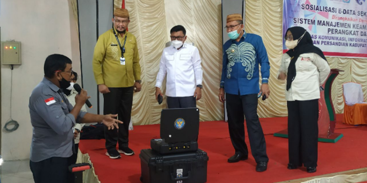 Sandiman Provinsi Gorontalo, Suharto M. Suma, (kiri), saat memberikan penjelasan kepada Bupati Boalemo serta undangan lainnya, seputar salah satu alat keamanan informasi yang dimiliki oleh Pemprov Gorontalo. (Foto: Anie)