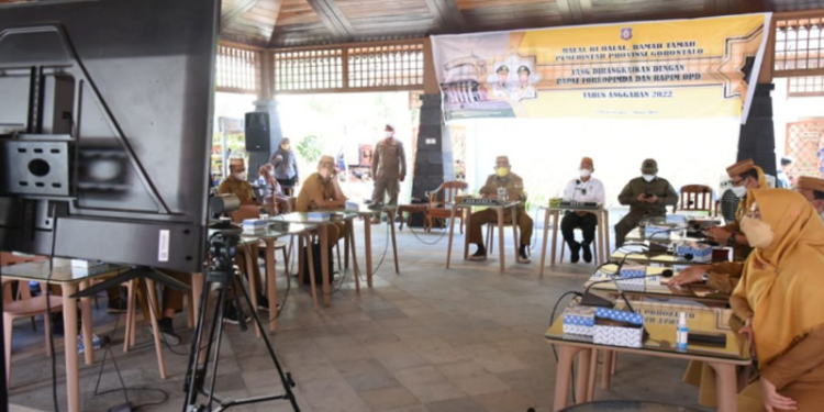 Suasana Rapat Pimpinan OPD di Lingkup Pemprov Gorontalo yang dipimpin Gubernur Rusli Habibie bersama Sekdaprov Darda Daraba Senin (28/3/2022) di Pendopo Villa Kencana, Boalemo. (Foto: Salman)