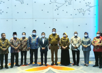 Foto bersama Menteri PPN/Kepala Bappenas Suharso Monoarfa dengan para Gubernur pada Rapat Koordinasi Gubernur wilayah Sulawesi, Nusa Tenggara, Maluku, dan Papua di Four Points by Sheraton, Manado, Senin (21/3/2022). (Foto : Adc)