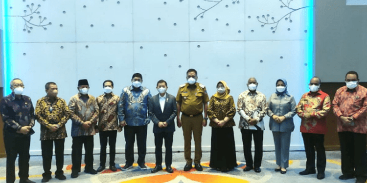 Foto bersama Menteri PPN/Kepala Bappenas Suharso Monoarfa dengan para Gubernur pada Rapat Koordinasi Gubernur wilayah Sulawesi, Nusa Tenggara, Maluku, dan Papua di Four Points by Sheraton, Manado, Senin (21/3/2022). (Foto : Adc)
