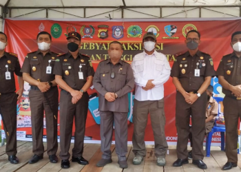 Foto bersama Wagub Gorontalo H. Idris Rahim (tengah), Kajati Gorontalo Haruna (ketiga kiri), Kabinda Gorontalo Suryono (ketiga kanan), usai meninjai vaksinasi COVID-19 di halaman Kantor Kejati Gorontalo, Kamis (24/3/2022). (Foto: Aan)