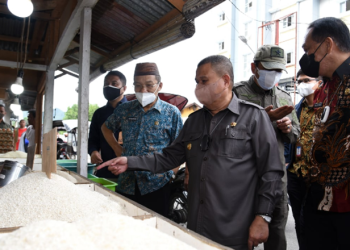 Wagub Gorontalo H. Idris Rahim (tengah) memantau stok dan harga beras di Pasar Sentral Kota Gorontalo, Jumat (25/3/2022). (Foto: Haris)