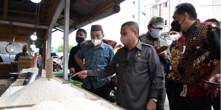 Wagub Gorontalo H. Idris Rahim (tengah) memantau stok dan harga beras di Pasar Sentral Kota Gorontalo, Jumat (25/3/2022). (Foto: Haris)