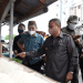 Wagub Gorontalo H. Idris Rahim (tengah) memantau stok dan harga beras di Pasar Sentral Kota Gorontalo, Jumat (25/3/2022). (Foto: Haris)