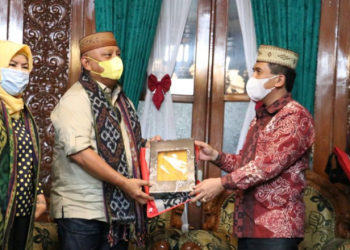Gubernur Gorontalo Rusli Habibie didampingi istri Idah Syahidah saat menerima cinderamata dari Sekretaris Daerah Kabupaten Jepara Edy Sujatmiko.  Penyerahan cenderamata ini usai gubernur bersama rombongan melakukan studi tiru pengembangan pariwisata di Kabupaten Jepara, Jawa Tengah, Sabtu (19/4/2022). (Foto: Zakir BPG)