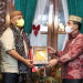 Gubernur Gorontalo Rusli Habibie didampingi istri Idah Syahidah saat menerima cinderamata dari Sekretaris Daerah Kabupaten Jepara Edy Sujatmiko.  Penyerahan cenderamata ini usai gubernur bersama rombongan melakukan studi tiru pengembangan pariwisata di Kabupaten Jepara, Jawa Tengah, Sabtu (19/4/2022). (Foto: Zakir BPG)