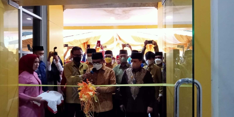 Wali Kota Gorontalo Marten Taha, resmikan gedung baru DPRD kota Gorontalo, Usai mengikuti rapat paripurna DPRD Kota Gorontalo dalam rangka perayaan HUT Kota Gorontalo ke-294. Sabtu (19/3/2022). (Foto: Sari/gopos)